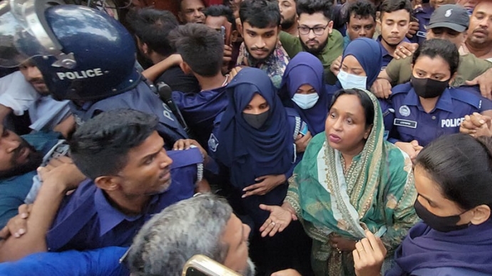 জনতার ৬ ঘন্টা অবরোধে পুলিশ, অবশেষে সকালে আইভী গ্রেপ্তার