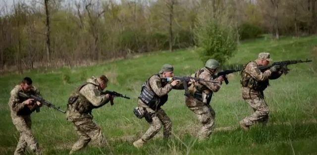 রুশ সেনাদের আক্রমণপ কঠিন পরিস্থিতির মুখে ইউক্রেন