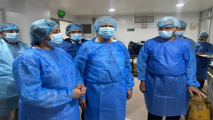 খালেদা জিয়াকে দেখতে হাসপাতালে প্রধান উপদেষ্টা