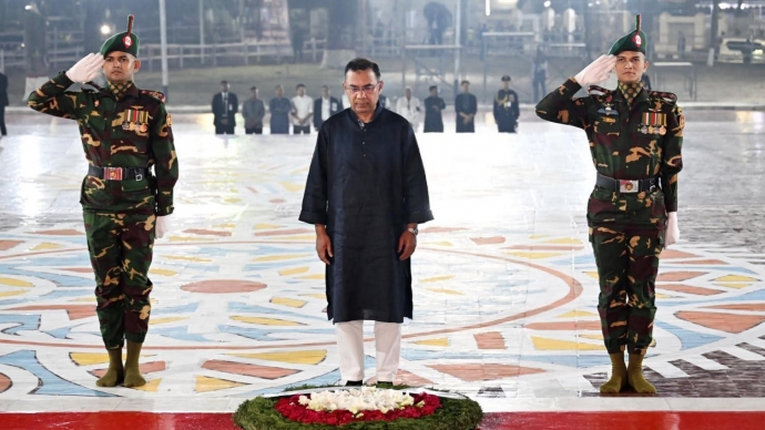 শহীদ মিনারে সর্বস্তরের মানুষের ঢল