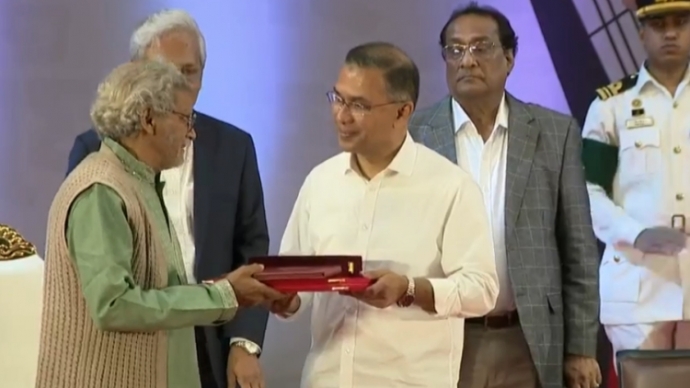 একুশে পদক তুলে দিলেন প্রধানমন্ত্রী