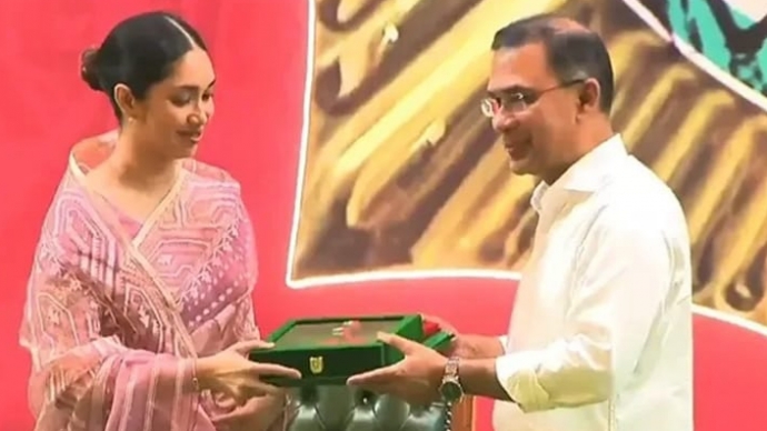 খালেদা জিয়ার  মরণোত্তর স্বাধীনতা পদক গ্রহণ করলেন নাতি জাইমা রহমান