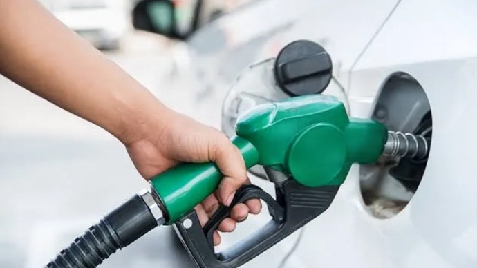 বাংলাদেশে জ্বালানি তেলের দাম লিটারে ১৫ থেকে ২০ টাকা পর্যন্ত বৃদ্ধি