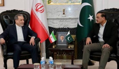 পাকিস্তানে পৌঁছলেও মার্কিন প্রতিনিধিদের সাথে সরাসরি বৈঠক করতে চান না ইরানি পররাষ্ট্রমন্ত্রী