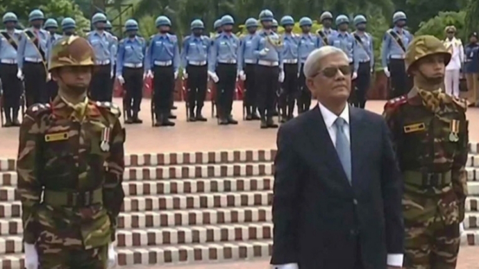 জাতীয় স্মৃতিসৌধে শ্রদ্ধা নিবেদন করলেন নতুন রাষ্ট্রপতি মির্জা ফখরুল ইসলাম